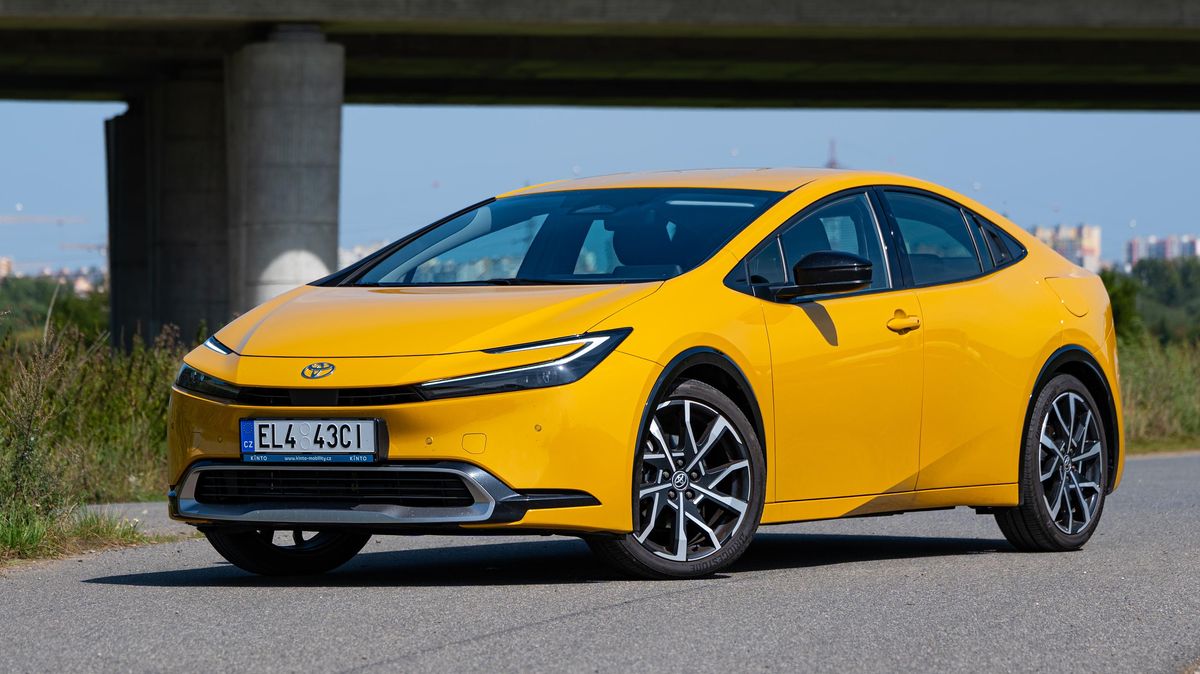 Lidové lambo s neskutečnou spotřebou: Startujeme dlouhodobý test nepřehlédnutelné Toyoty Prius, teď ji koupíte s obří slevou