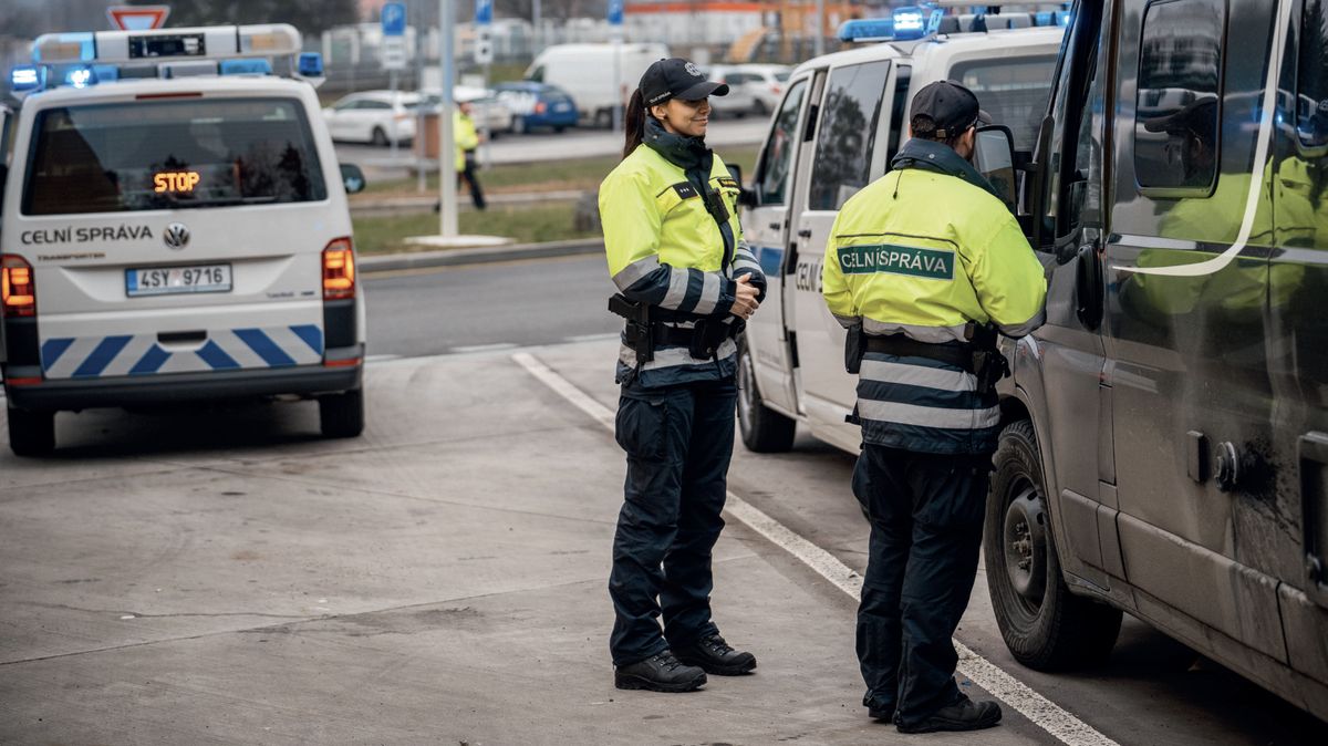 Pozor na nový telefonický podvod! Vydávají se za celníky a vyhrožují vám zabavením řidičáku, pokud nezaplatíte. Nenechte se napálit!