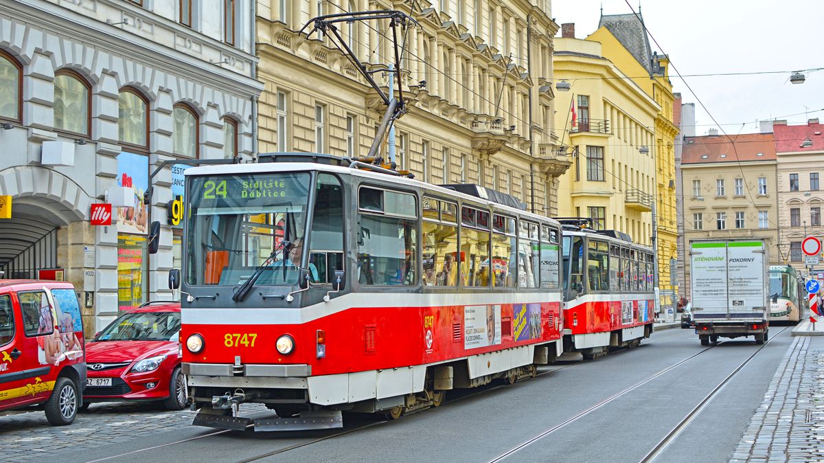 Tramvaj versus chodec. Asi všichni víme, jak to je s předností. Ale jeden zádrhel tady čeká, tak pozor!