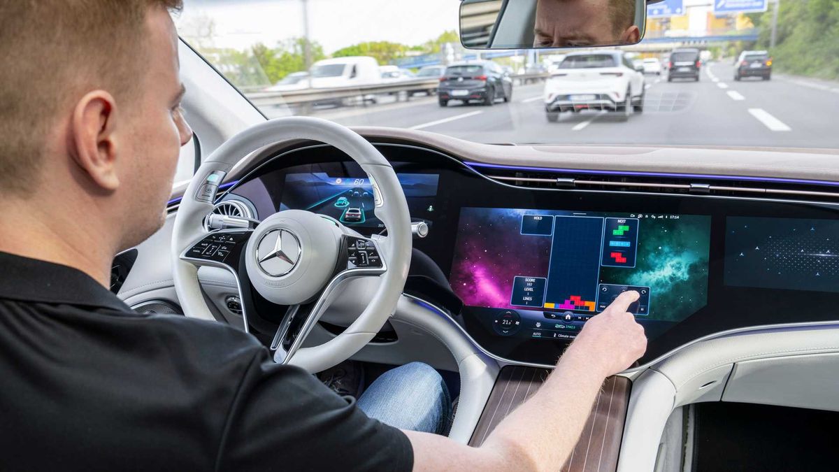 Legálně s mobilem v ruce za volantem? Ano! V Česku se chystá úprava zákona, která to skutečně umožní