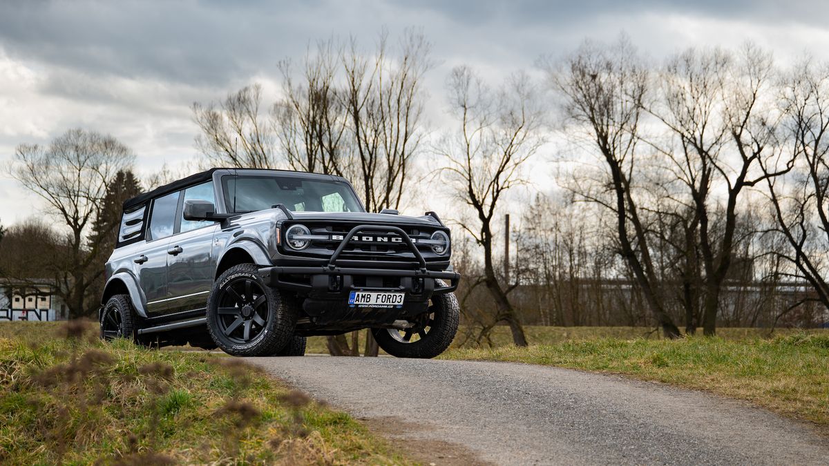 Na terénní Ford Bronco se stojí fronty. Řídili jsme ho a nedivíme se