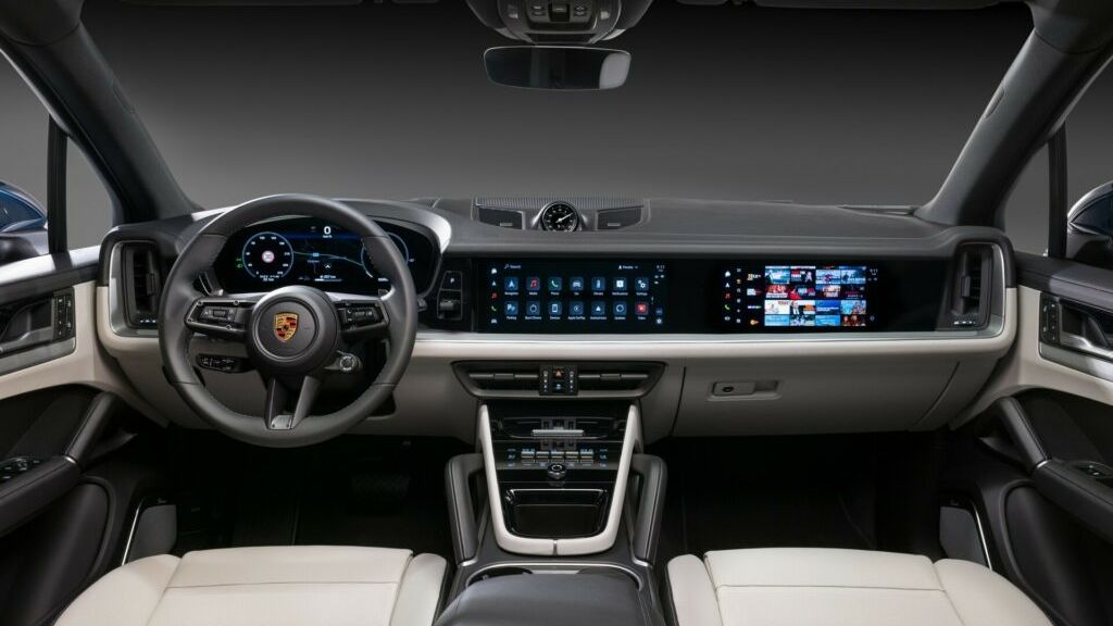 Porsche představilo interiér pro modernizovaný Cayenne. Spolujezdec se může těšit na vlastní displej