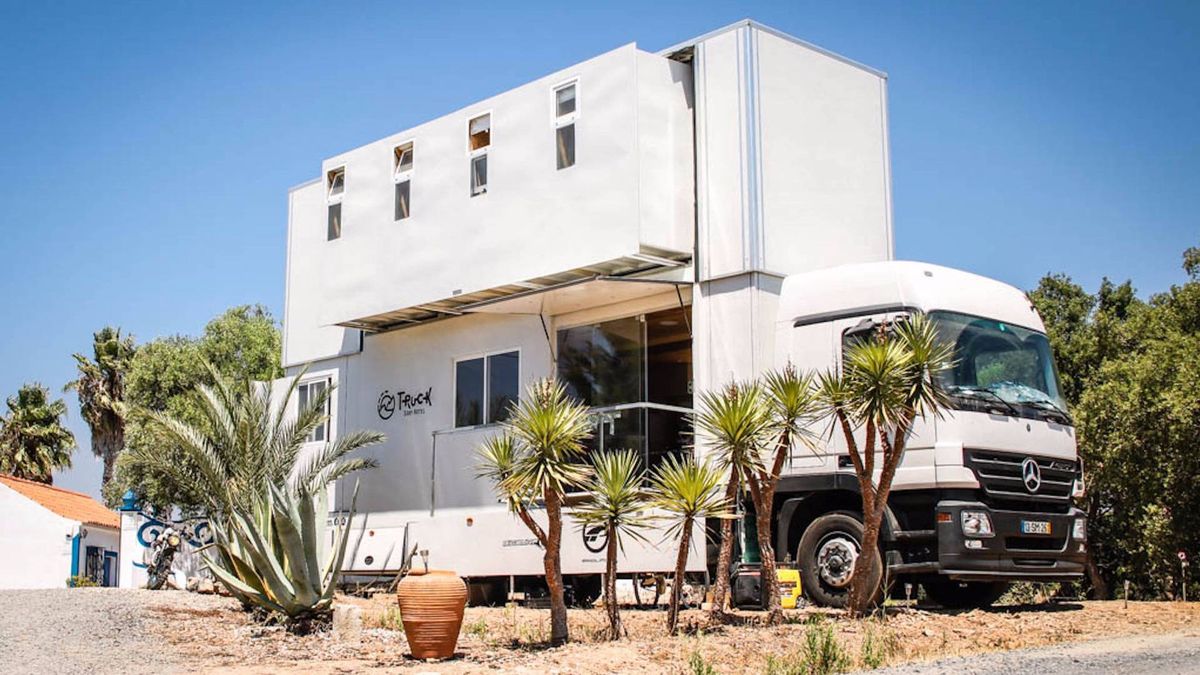 Zkuste dovolenou u moře jinak. Truck Surf Hotel je luxusní obří obytňák, který si můžete pronajmout v Portugalsku a Maroku