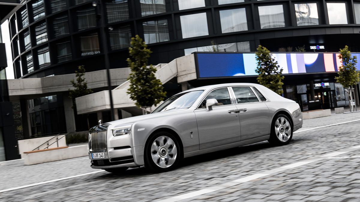 Absolutní vrchol komfortu: Rolls-Royce Phantom je pohodlný tak, že si to ani neumíte představit. Tím nás ale nedostal