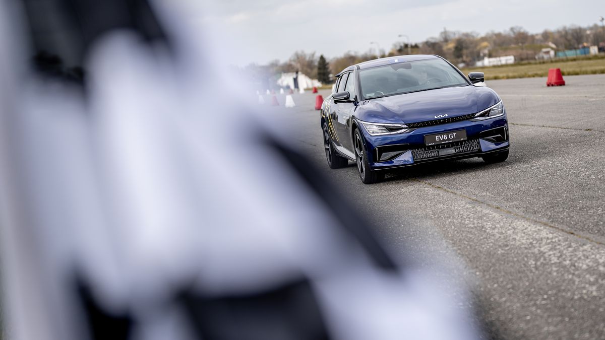 Kdo je víc? Spalovací rychlík Kia Stinger předal žezlo brutálnímu elektromobilu EV6 GT. Ale…