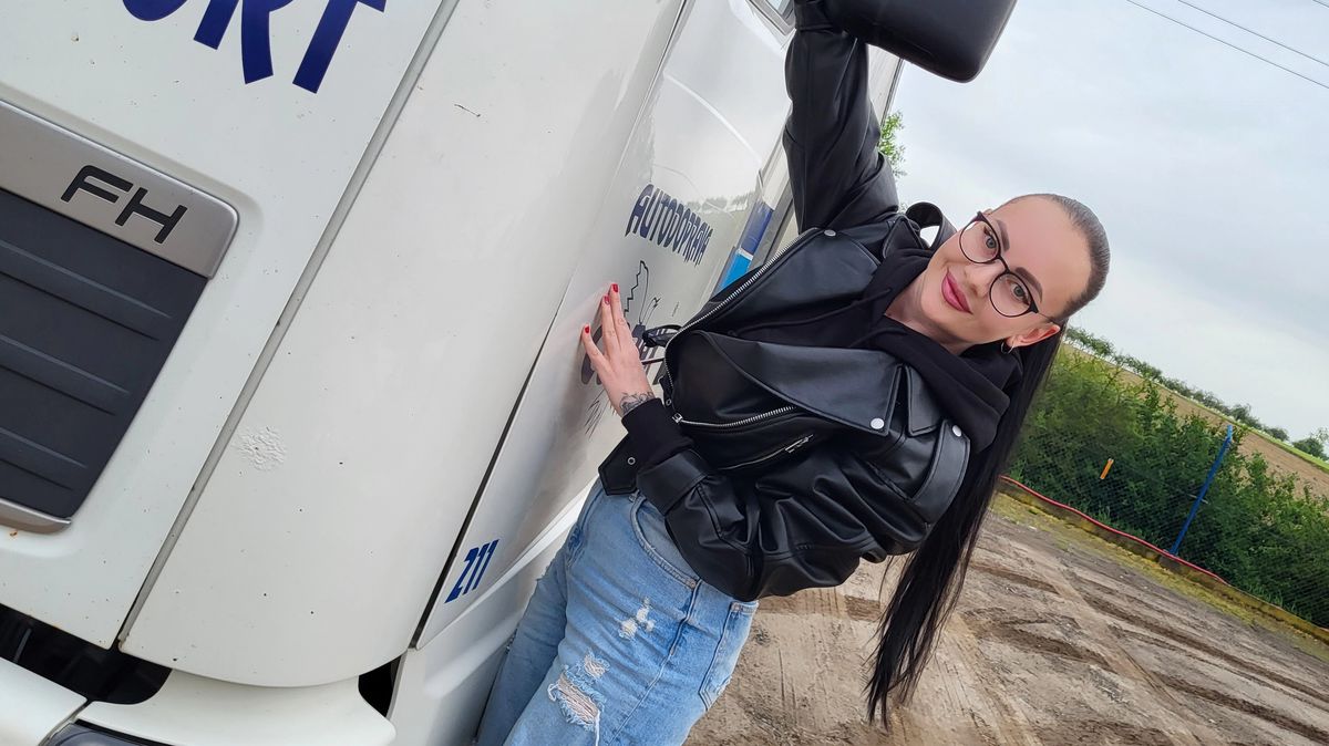 Kamioňačka, co se ráda parádí: Poznejte jednu z nejhezčích profesionálních řidiček