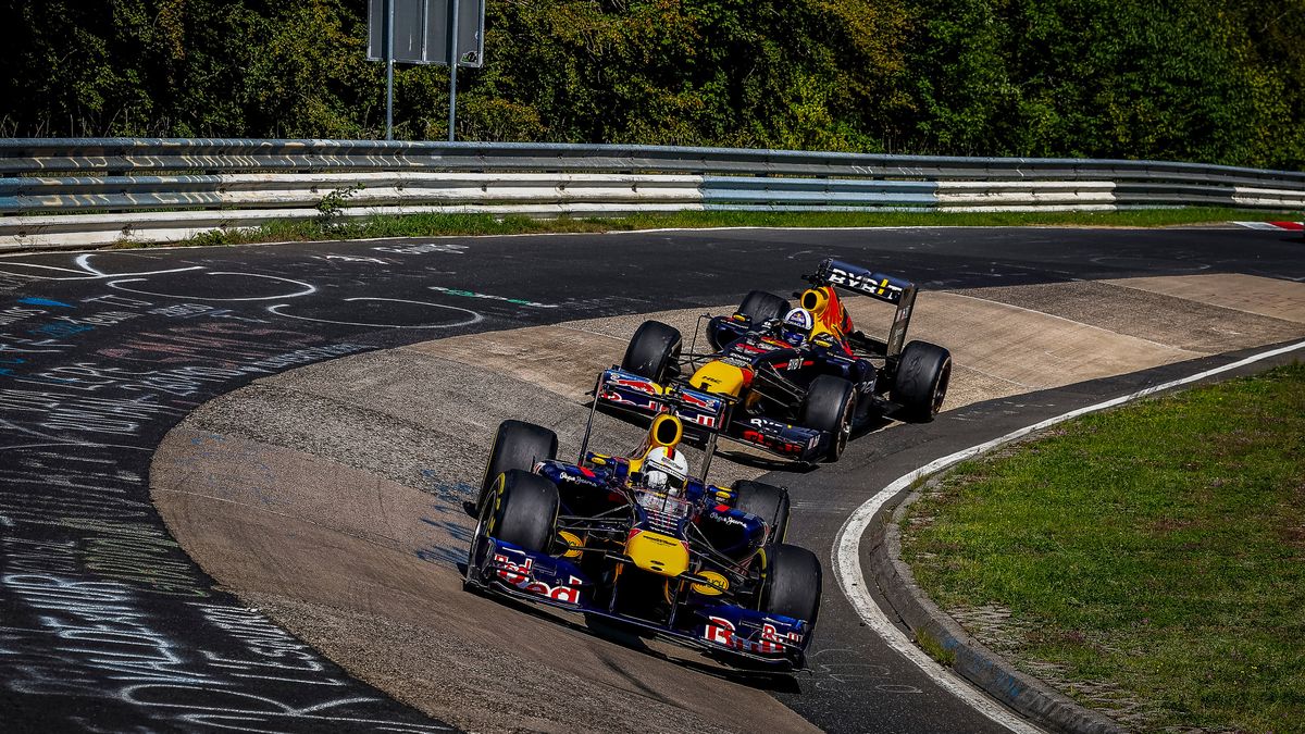 Stylový návrat Formule 1 na ikonickou Severní smyčku Nürburgringu. Do monopostu se posadil Sebastian Vettel nebo syn Nikiho Laudy