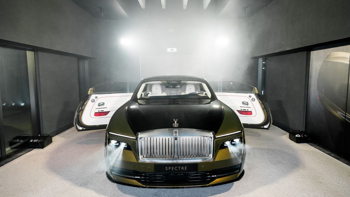 Revoluční Rolls-Royce poprvé naživo. Kapota se otevírá, i když by nemusela, naladit létající koberec prý bylo náročné
