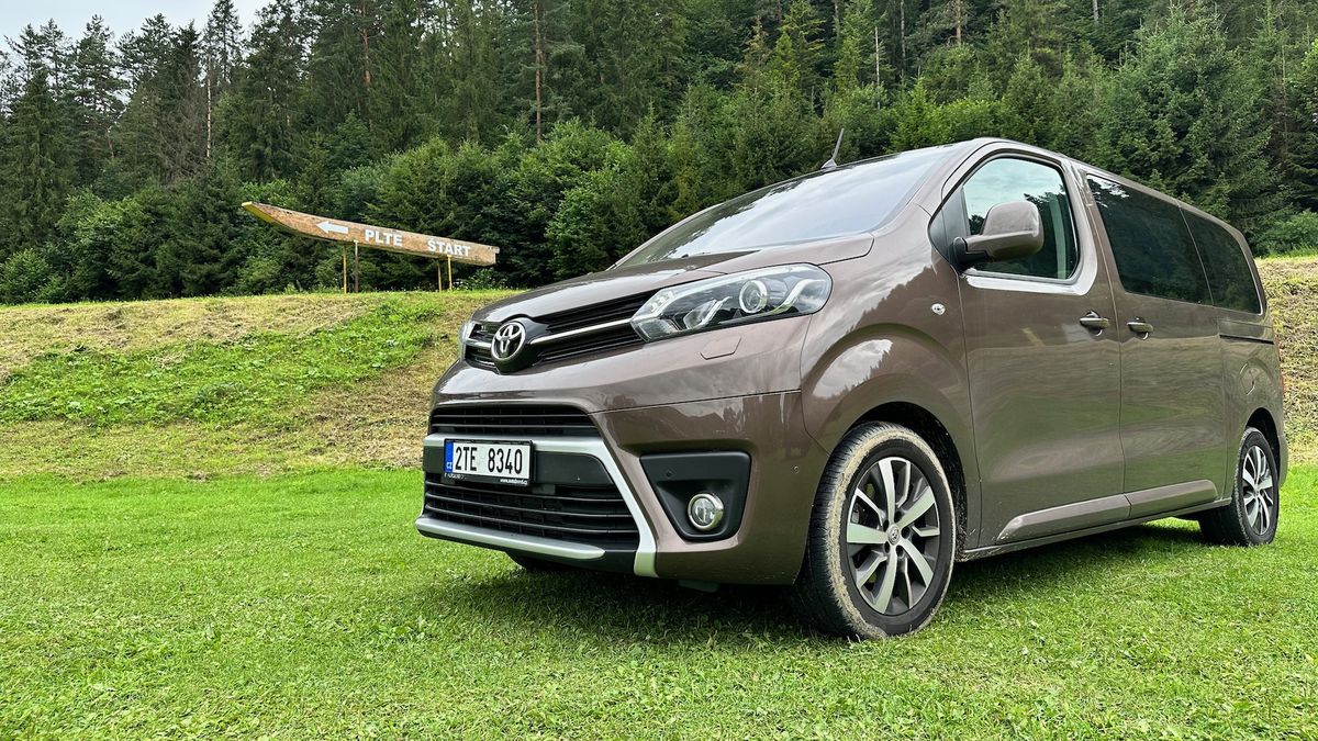 Česká hliníková vestavba promění rodinnou toyotu na nenápadnou obytku pro čtyři dobrodruhy
