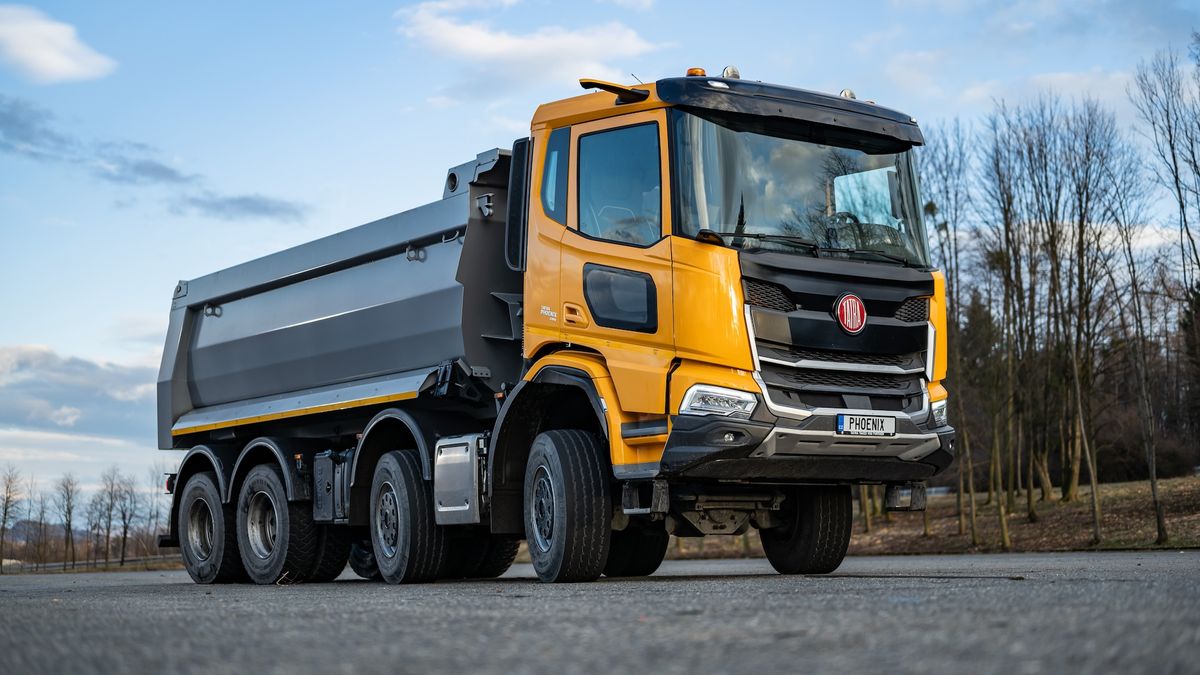Tatra představuje nový náklaďák! Phoenix je digitální, vyspí se v něm dva lidé a projede úplně vším