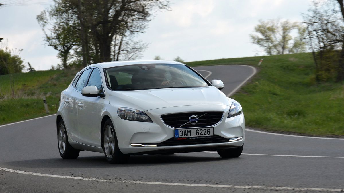 Test ojetiny: Chcete fajnovější auto nižší střední třídy, ale prémiovka pro vás není? Je tady Volvo V40. Navíc nejde jen o převlečený Focus