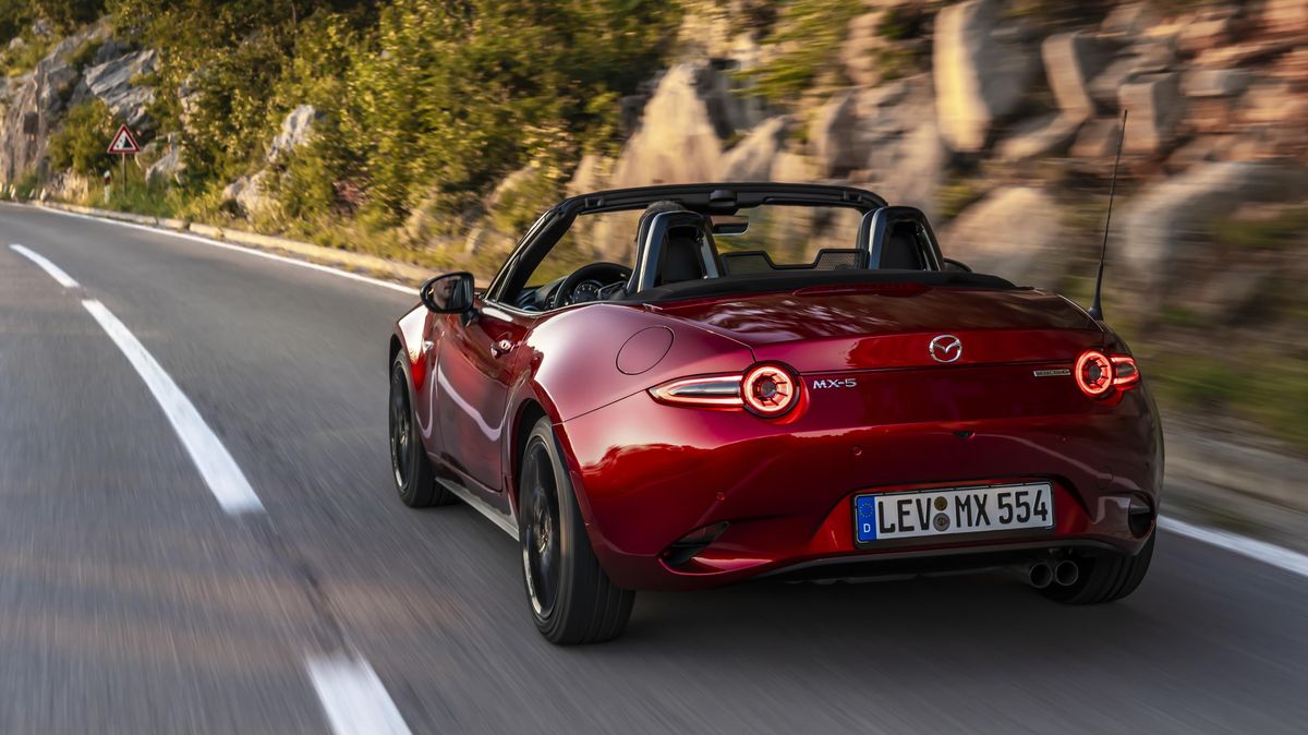 Řidičská zábava s větrem ve vlasech a v legálním tempu: Mazda MX-5 je i po deseti letech stále skvělým sporťákem