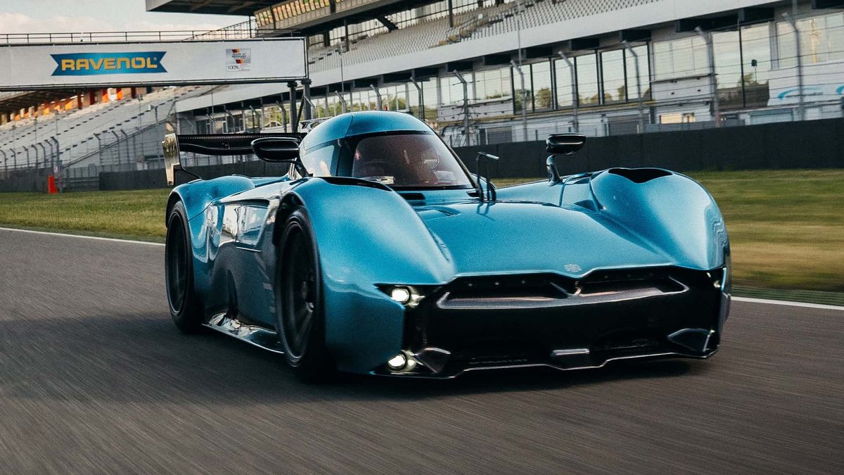 Z tohoto mrňouse vám rychle ztuhne úsměv! Kapesní raketa na okruhu vypráší i techniku F1