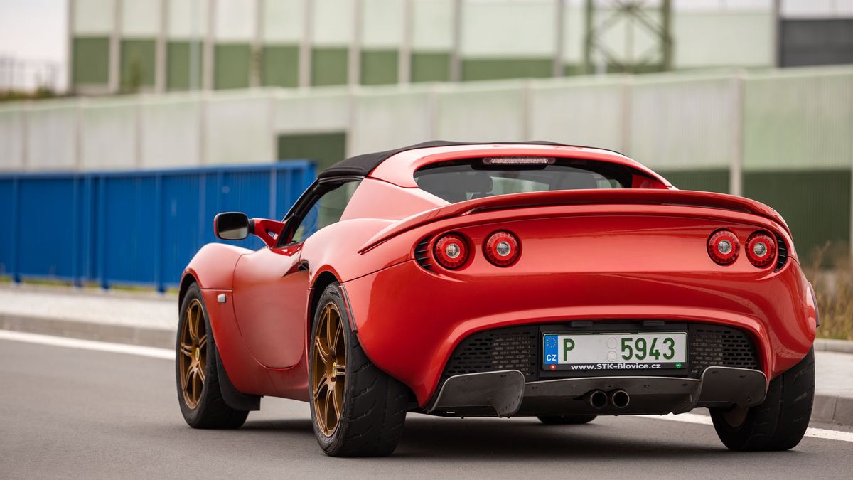 Tohle strašně potřebujeme! Lotus Elise 111 R je absolutně skvělá hračka, ale je to i dobré auto?