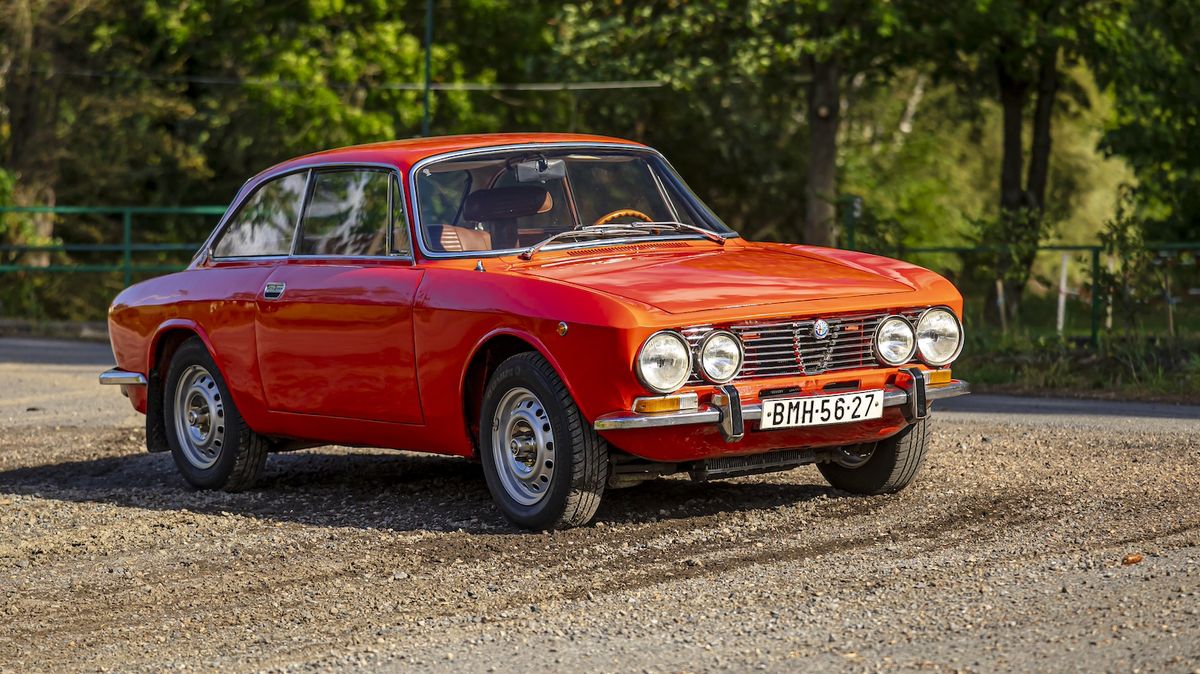 Alfa Romeo, kterou kdysi naboural Karel Gott, má nového majitele. Vydražil ji za za částku daleko od té vyvolávací. Hodně daleko