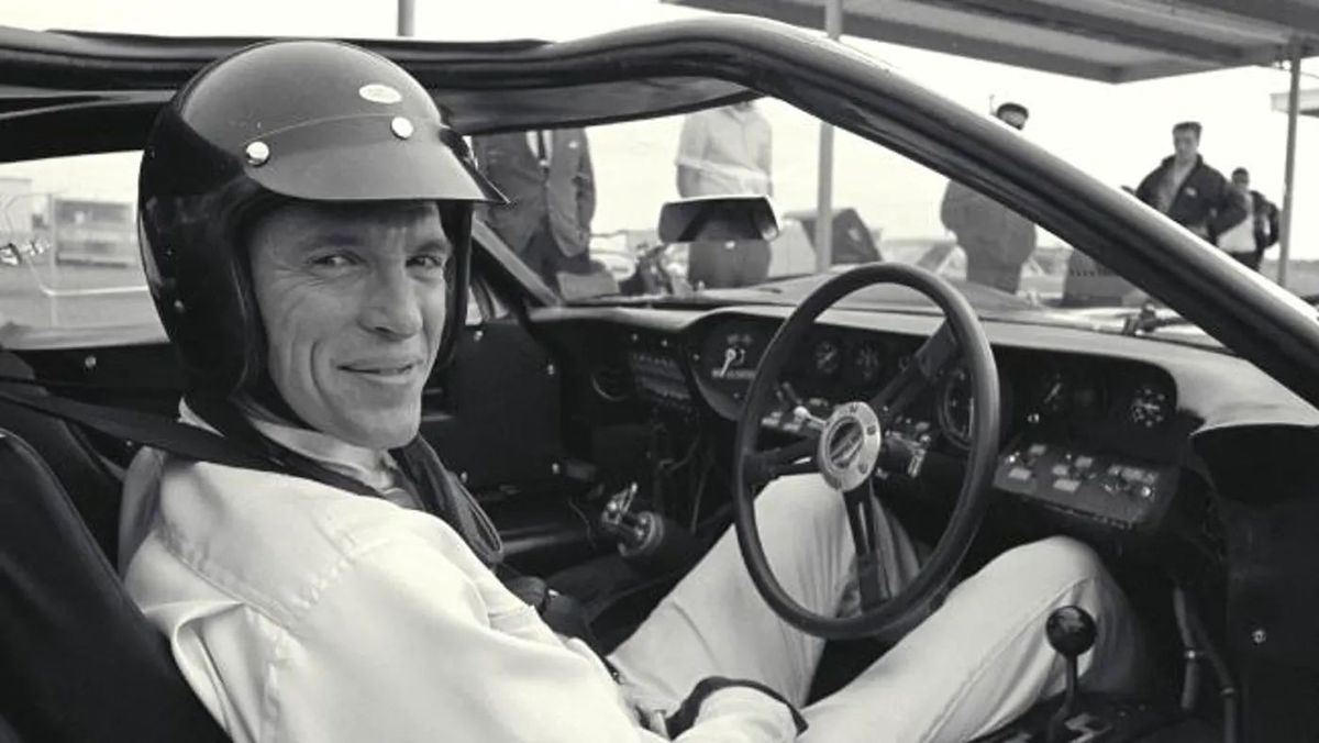 „Vynalezl“ vítězné stříkání šampaňského, bouli na střeše a klapku na zádi: Dan Gurney je nejlepší závodník, o němž jste nikdy neslyšeli