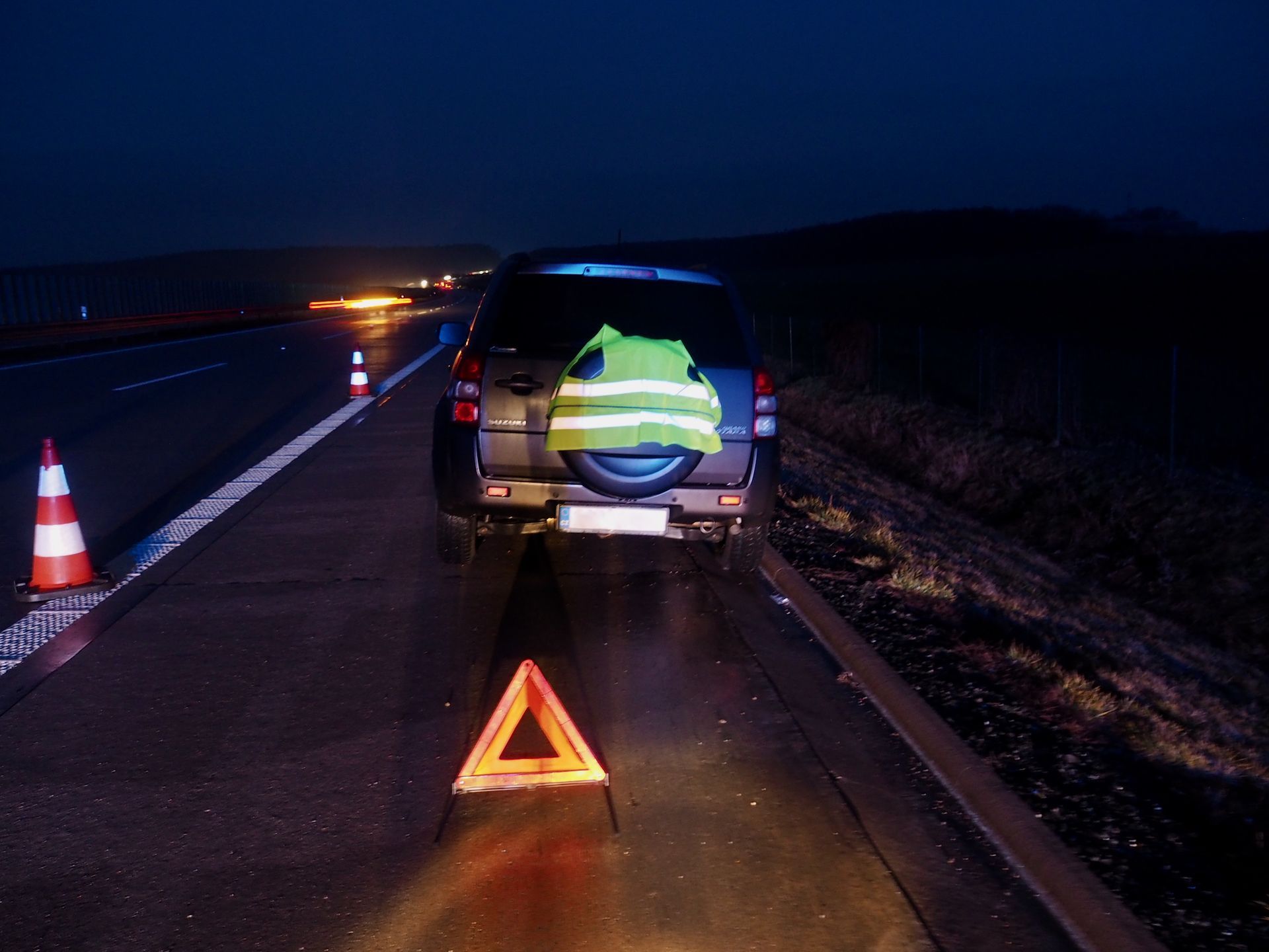 Za snížené viditelnosti nezapomeňte nechat zapnutá alespoň parkovací světla, která můžete po příjezdu výraznějšího označení, například hlídkového vozu, zhasnout