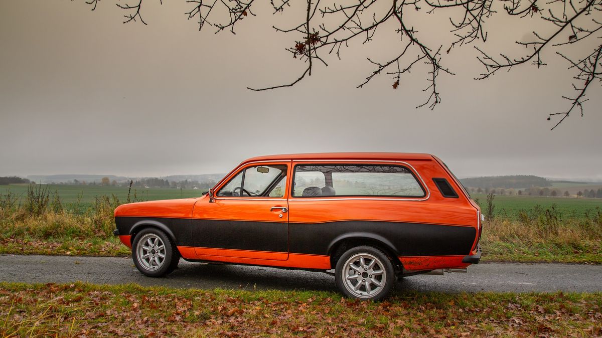 Ford Escort druhé generace jako kombík je u nás vzácný. Rallye doplňky mu moc sluší