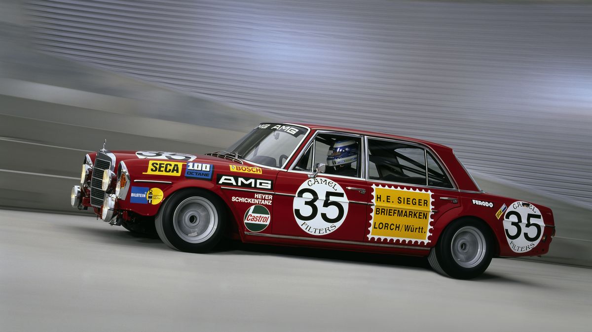 Unikátní přehlídka mercedesů v Praze. Na Legendách se představí hybridní sedany od AMG i Rudá svině