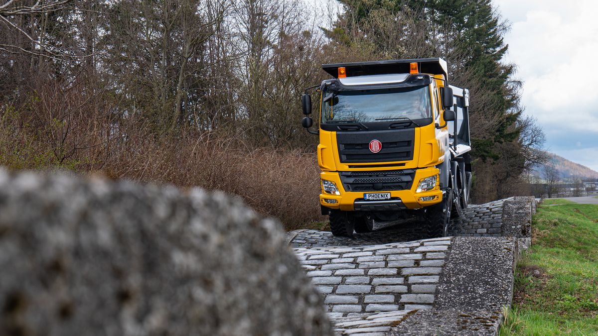 Co všechno musí vydržet Tatra? Každá vyrobená jede povinně na polygon, zdolá závodní okruh i D1. Dálnici mají přímo v Kopřivnici