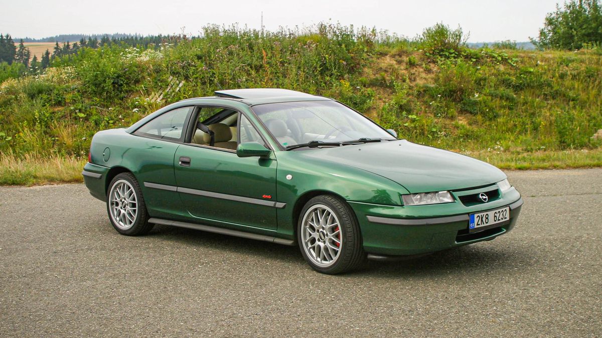 Opel Calibra je sportovní sen, který si můžete lacino splnit. Pokud vůbec nějaký seženete
