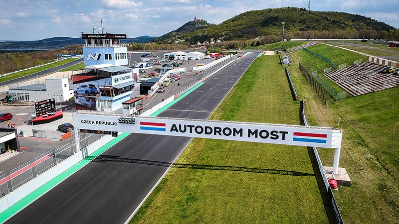 Tip na víkend: V Mostě pojedou Formule 1! A Vašek Janík přidává návod, jak tento okruh správně jezdit