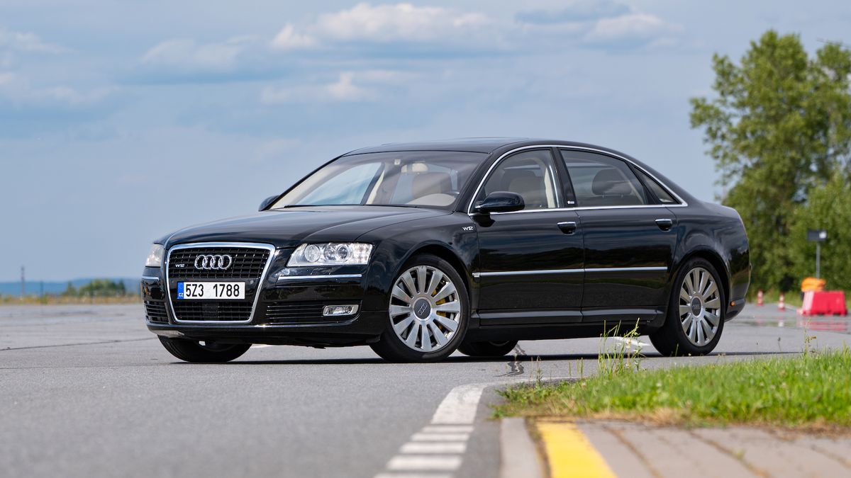 Mečiarova Audi A8 W12 se startuje otiskem prstu, má dvě televize a je výkonnější než ta Klausova