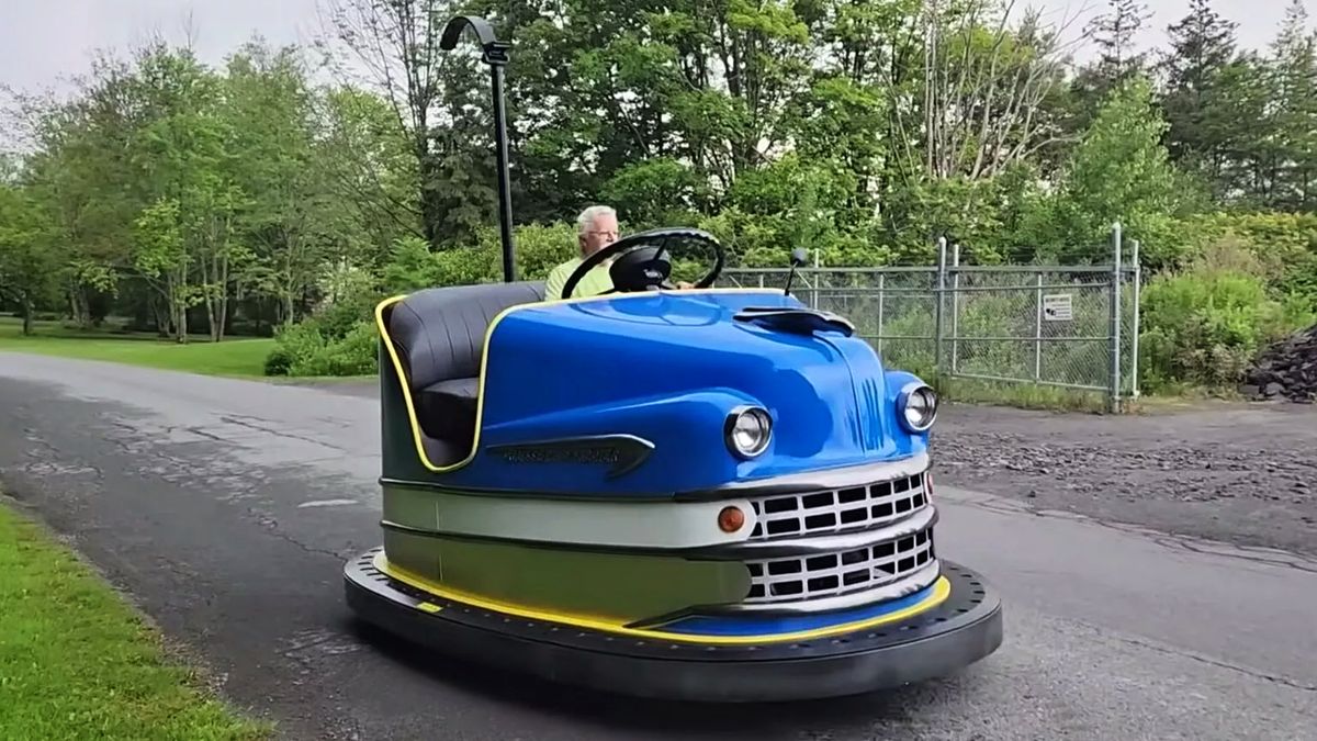 Nadšenec postavil pouťové autíčko, které smí na silnice. Je výrazně větší a má spalovací motor