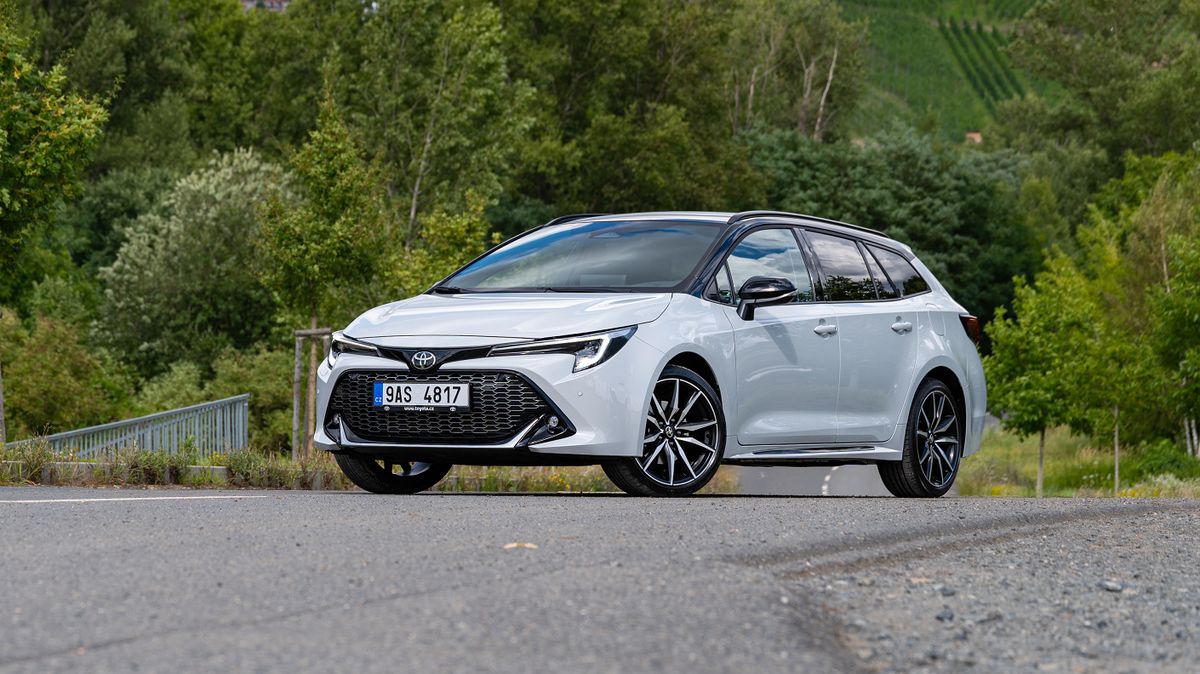 Jezdí za málo, hezky se řídí a má slušný kufr: Hybridní Toyota Corolla je sympatický rodinný kombík