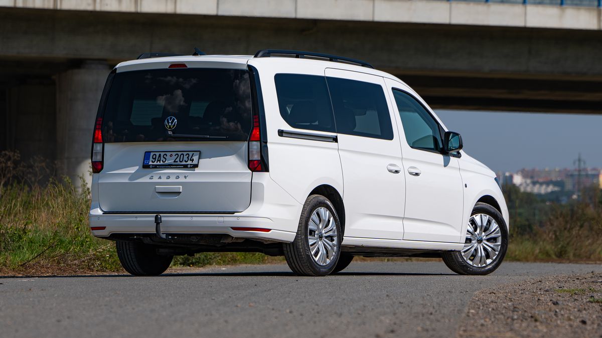 Nafta s manuálem, sedm míst a obrovský kufr: Schopného všeuměla VW Caddy Maxi sráží cena