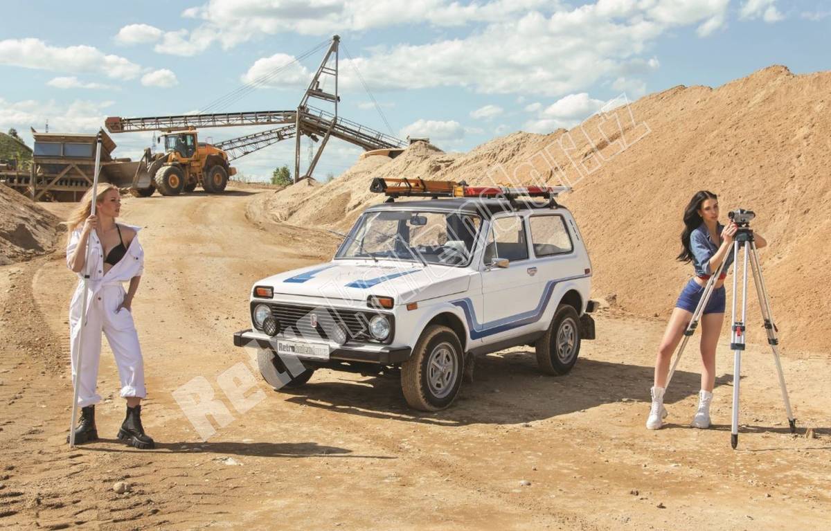 V kalendáři se objevuje i replika Lady Niva ze seriálu Návštěvníci.