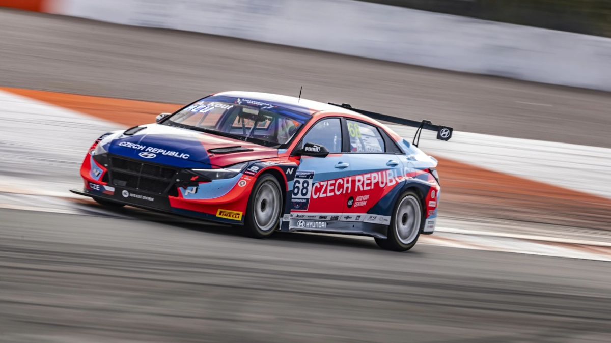 Dvakrát je chtěli dostat, ale Češi to ustáli. Janík Motorsport přiváží bronz z náročného mezinárodního podniku FIA Motorsport Games