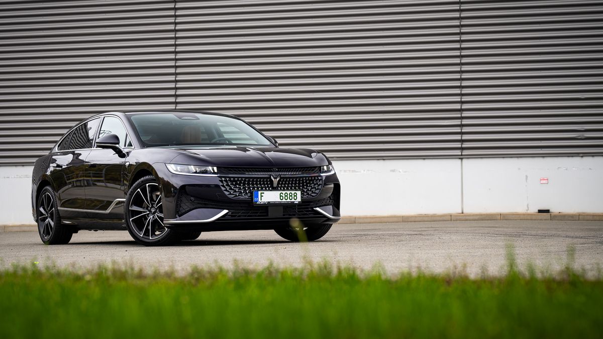 Do Česka dorazí super plug-in hybrid, který není nutné dobíjet. Namířeno má i na prémiové značky, ale za daleko nižší peníz