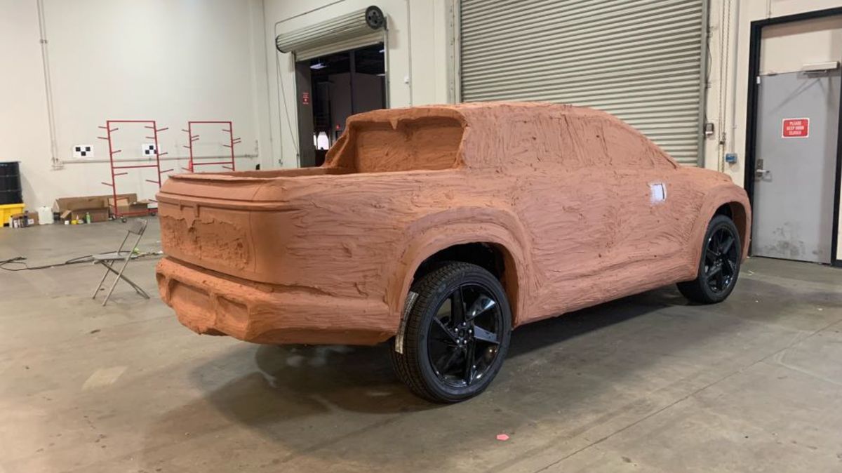 Zkrachovalý Fisker se s tím nepáral. Ve svém teď už opuštěném sídle zanechal nejen hliněné modely, ale třeba i toxický odpad