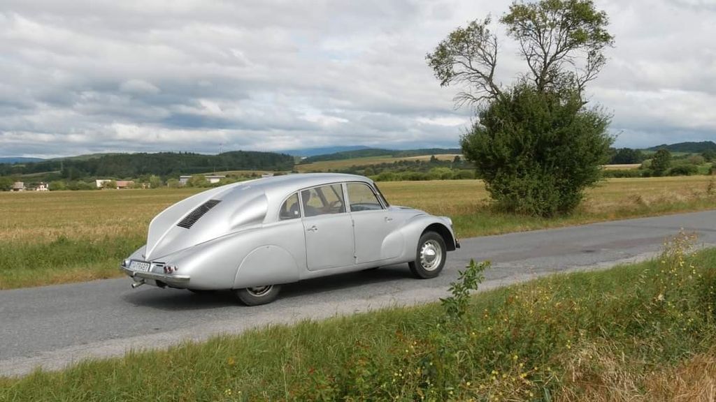 Na prodej je nejrychlejší české auto své doby. Obdivovaná Tatra 87 ale stojí balík