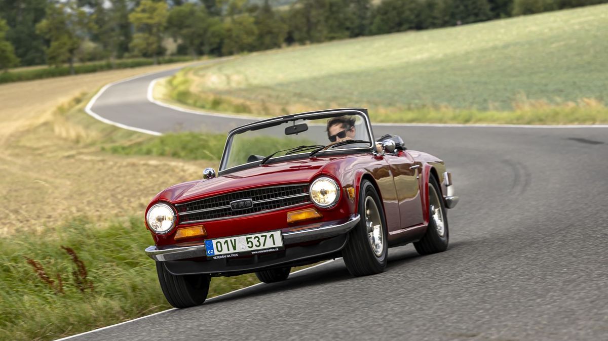 Triumph TR6 je klasika britských roadsterů, navíc už se šestiválcem. Hezký kousek pořídíte za rozumné peníze, problém nejsou ani díly