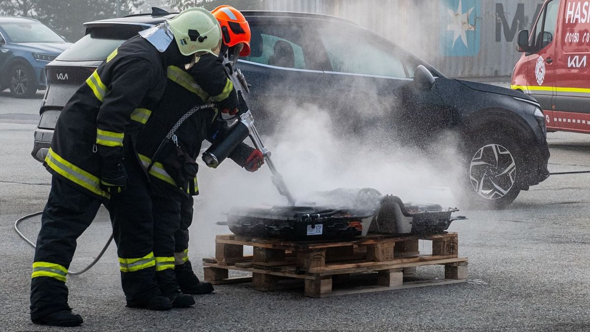 Aby jim střecha neshořela nad hlavou: Hasiči závodu Kia mají unikátní technologii pro hašení baterek elektromobilů