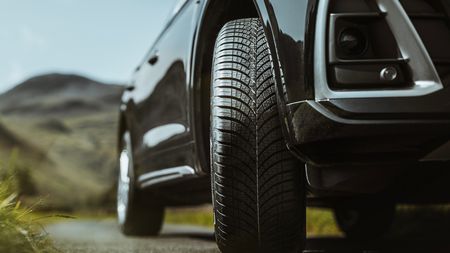 Test celoročních pneumatik 225/45 R17: Rozdíly jsou až hrozivé, kvalitní obutí vás přitom cenově nezruinuje 