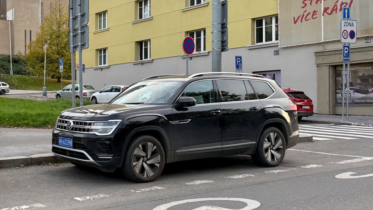 V Praze se objevil volkswagen, který u nás vůbec nemá co dělat. Navíc na podivných registračních značkách