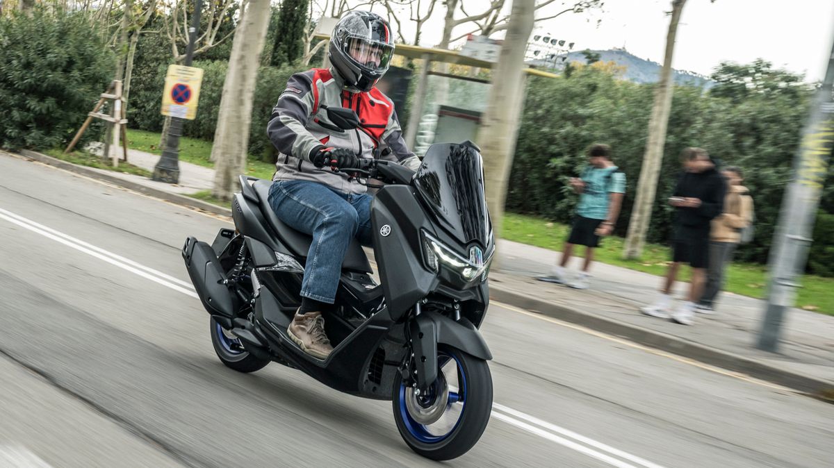 Exkluzivně: Jako první jsme vyzkoušeli nový skútr Yamaha NMax. Stačí vám na něj řidičák na auto, ale udělá z vás motorkáře