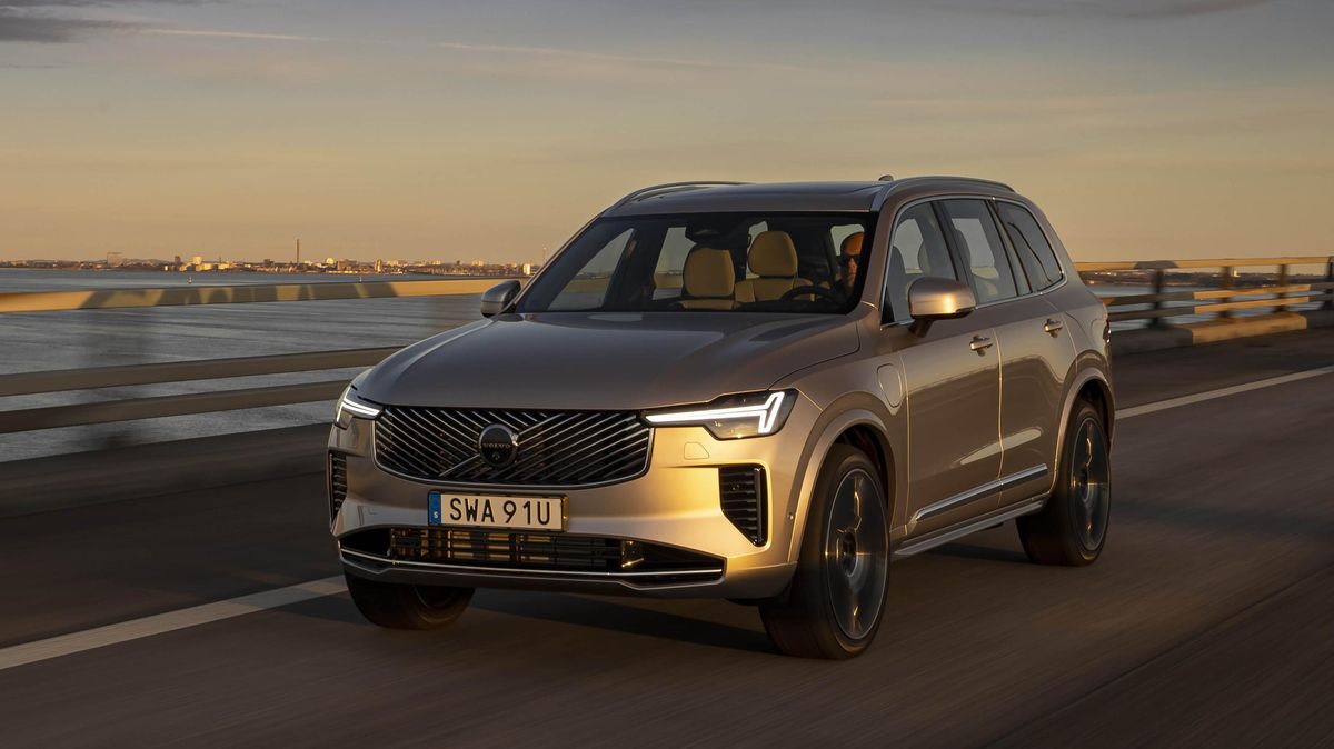 Nejprodávanější Volvo v novém: Modernizovaná XC90 je pohodlnější a tišší a nezapomíná na spalováky