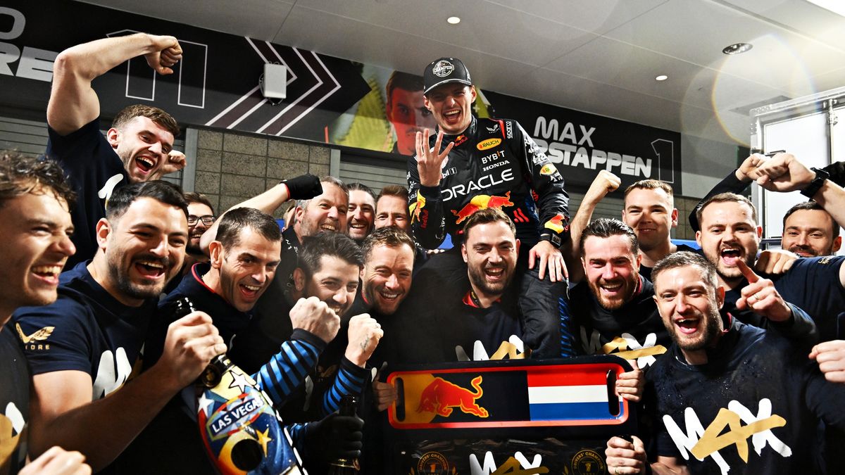 Vivat Las Vegas! Oslavy šampiona F1, nadávky ve vysílačce i famózní výkon veterána