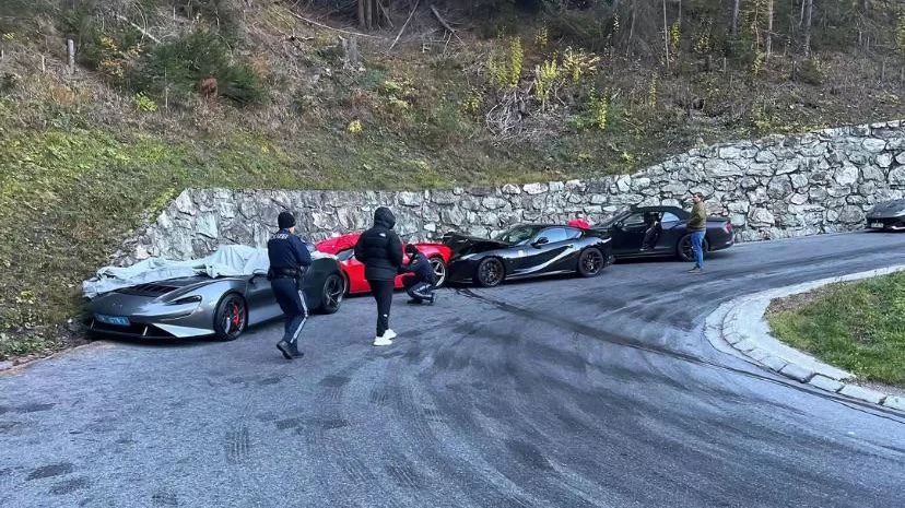 Dražší nehodu jen tak neuvidíte. V Rakousku bourala auta v hodnotě více než 400 nových fabií, škoda je šílená