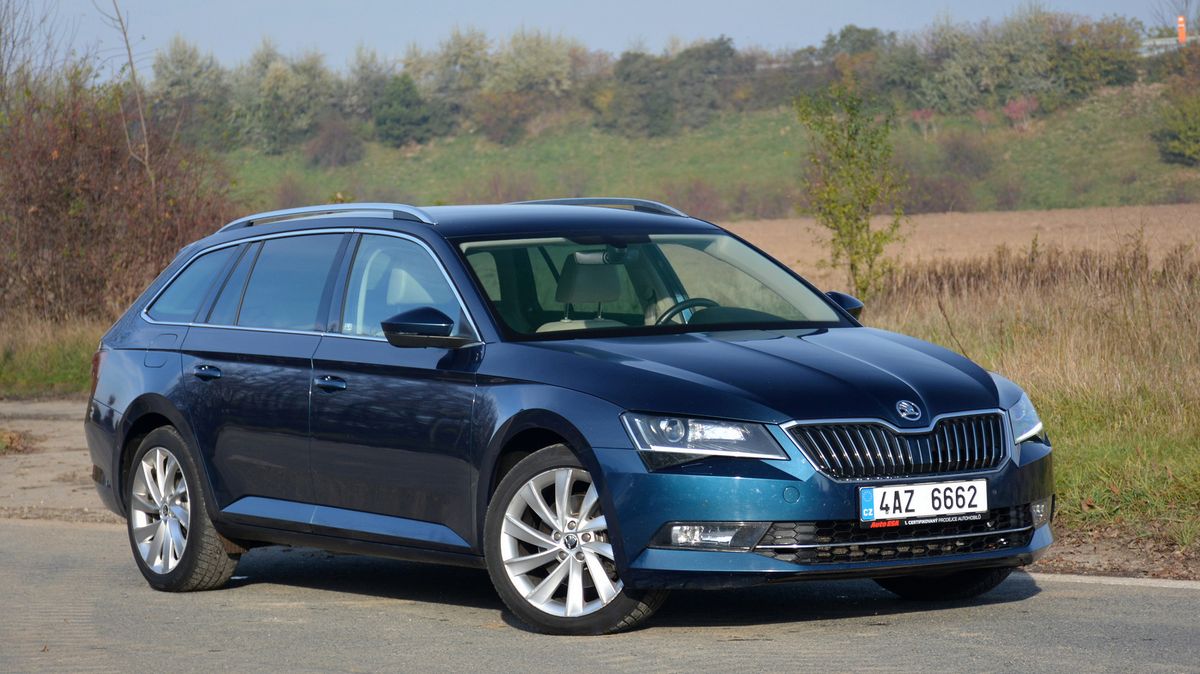 Ojetá Škoda Superb Combi je obří kočár, ale tu nejžádanější verzi vám rozmluvíme. Naftu raději nechte být