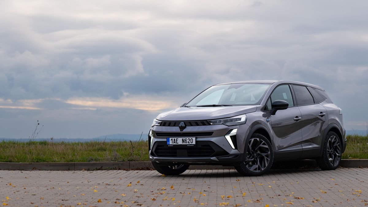 Nový ideál pro české chalupáře? Renault Symbioz je úsporný, praktický a má velký kufr. A ještě se hezky řídí
