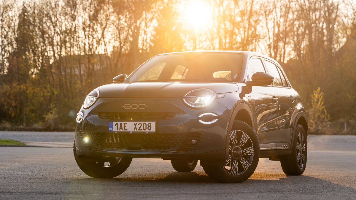 Rozkošný kukuč malé pětistovky, ale praktičnost SUV. Fiat 600 pořídíte za rozumný peníz, a navíc nežere