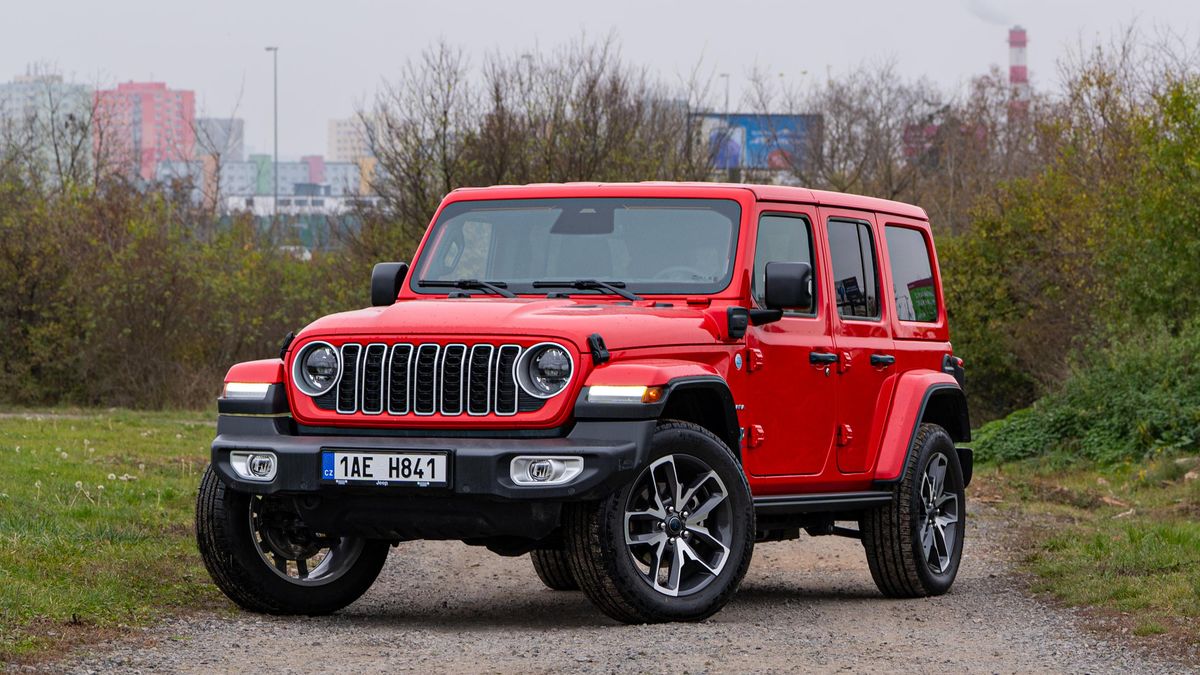 Terénní drsňák Jeep Wrangler je zpátky s benzinovým motorem! Tak proč se trápit s hybridem?