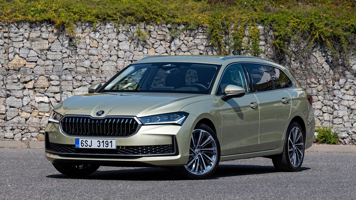 Úsporný jako diesel a tichý jako myška: Jak jezdí Škoda Superb kombi s benzinovým 1,5 TSI
