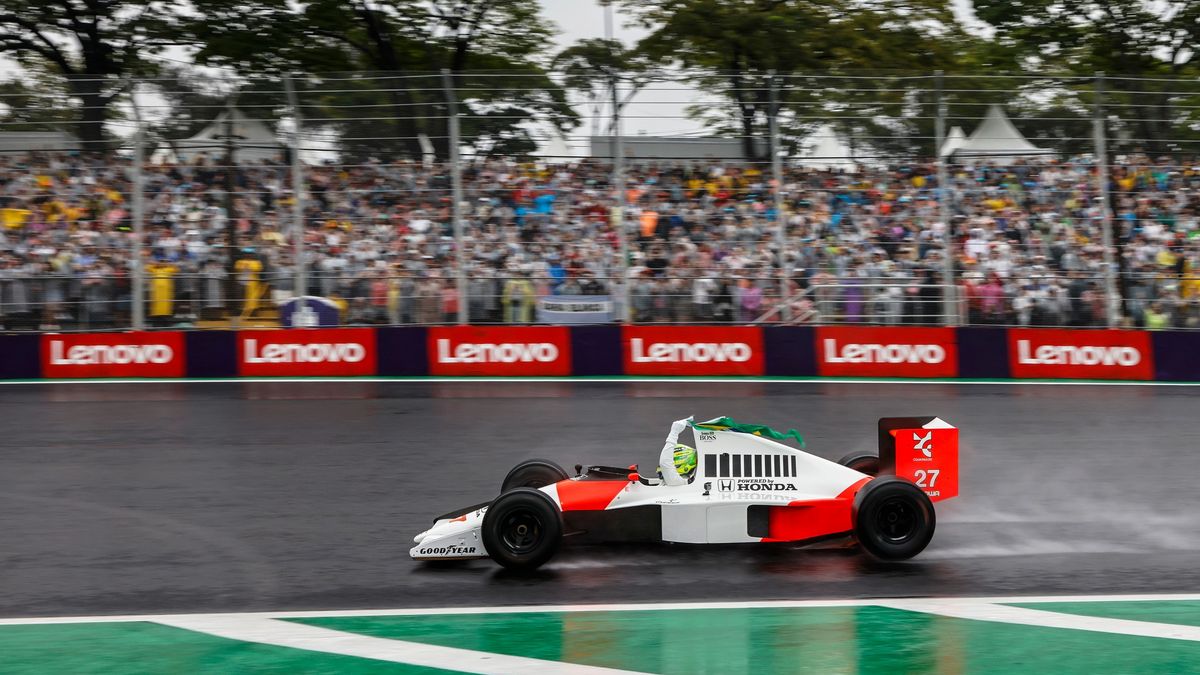 Video, které dostane i tvrďáky: Lewis Hamilton prohnal mistrovský mclaren Ayrtona Senny před brazilským publikem