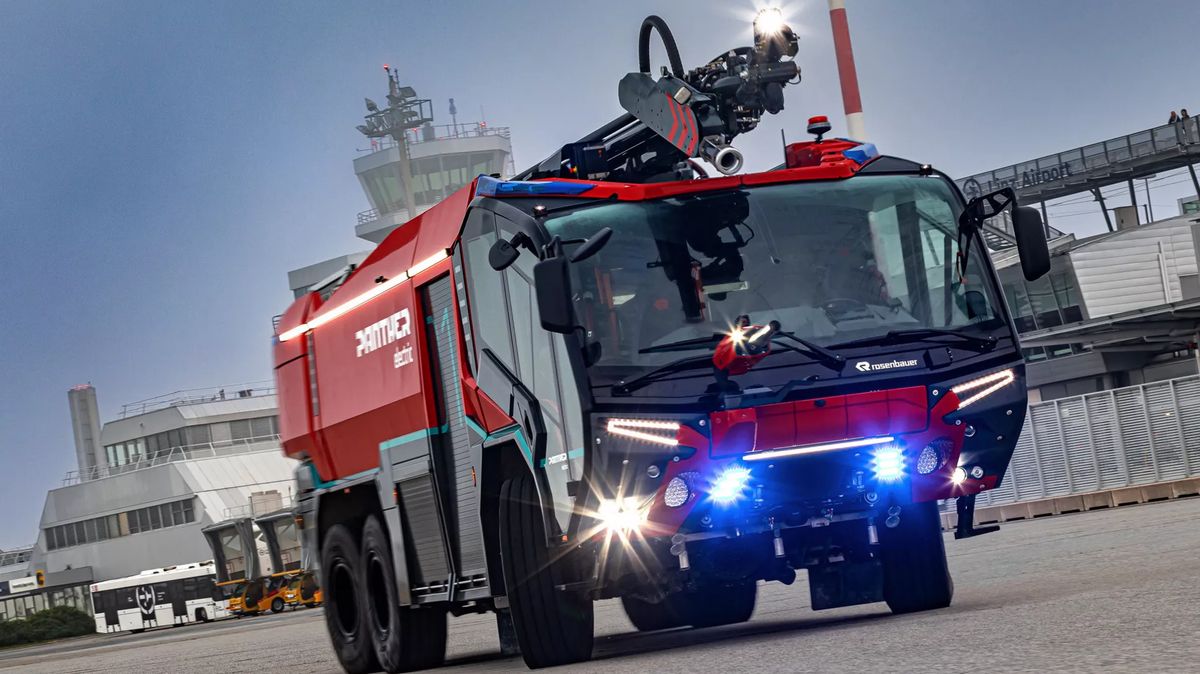 Hasičské auto s výkonem supersportu? Rakouská šestikolka ukazuje budoucnost požárnictví. Bude elektrická, ale prý to nevadí